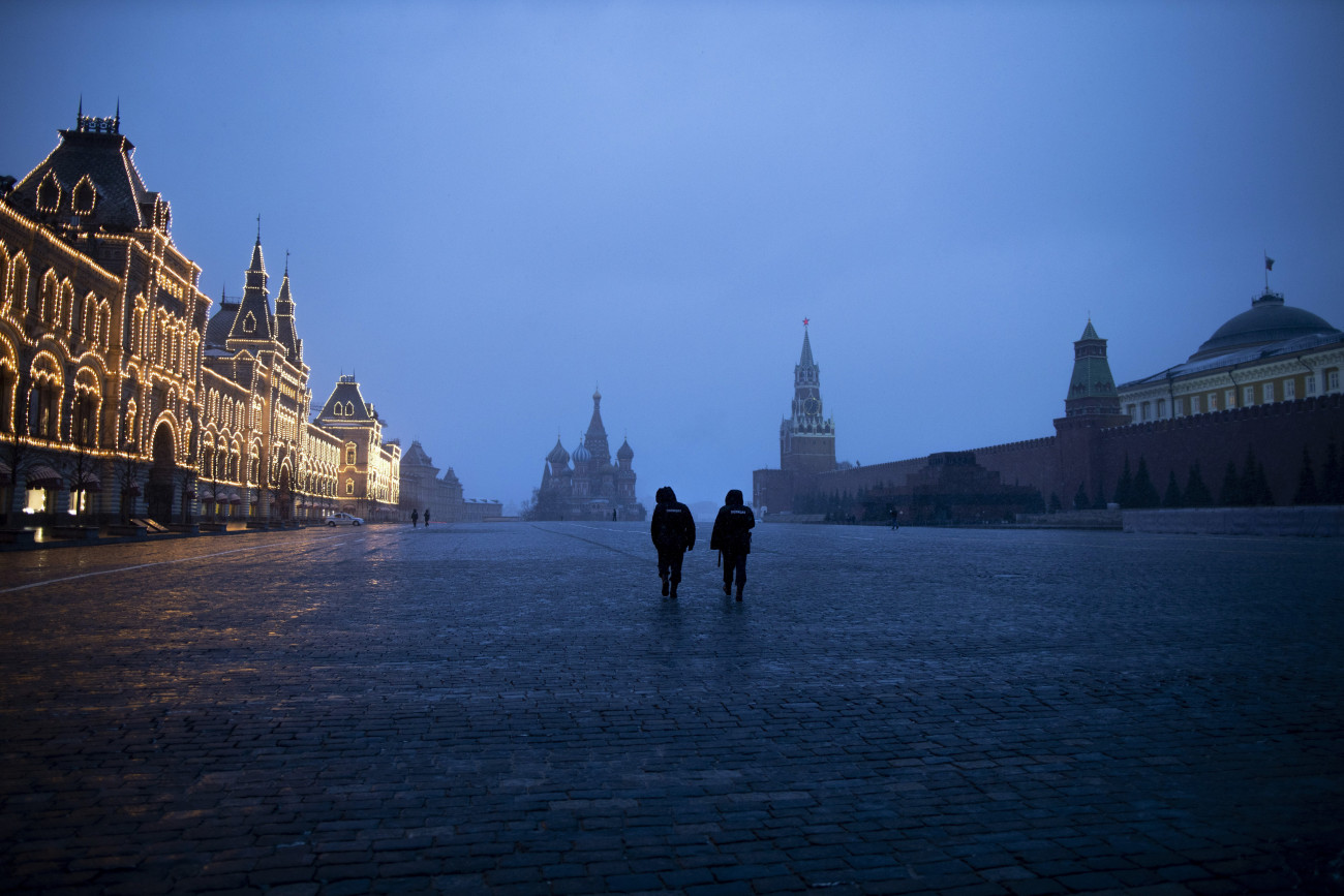 Moszkva, 2020. március 30.
A csaknem teljesen néptelen moszkvai Vörös téren járőrözik két rendőr 2020. március 30-án, az új koronavírus világjárványának idején. A háttérben a Vaszilij Blazsennij-székesegyház, jobbról a Kreml.
MTI/AP/Alekszandr Zemljanyicsenko