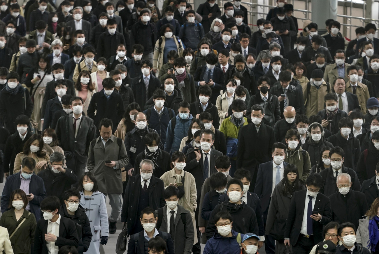Munkahelyükre tartó, védőmaszkot viselő emberek tolonganak egy tokiói vasútállomáson 2020. március 31-én. Japánban 1953-ra emelkedett a koronvírussal fertőzöttek és 56-ra a halálesetek száma
MTI/EPA/Majama Kimimasza