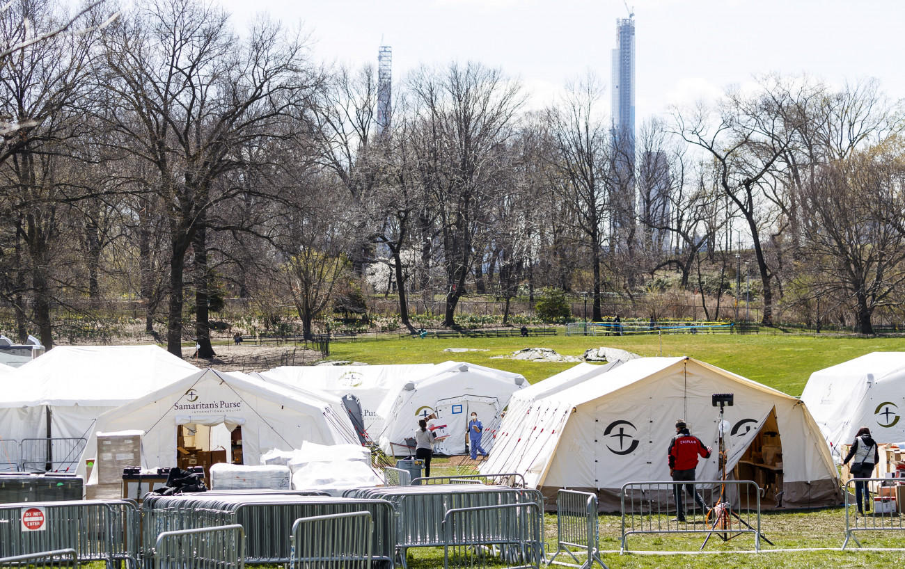 New York, 2020. április 2.
Az új koronavírus okozta betegségben szenvedők kezelésére felállított 68 ágyas tábori kórház sátrai a New York-i Central Parkban 2020. április 1-jén.
MTI/EPA/Justin Lane