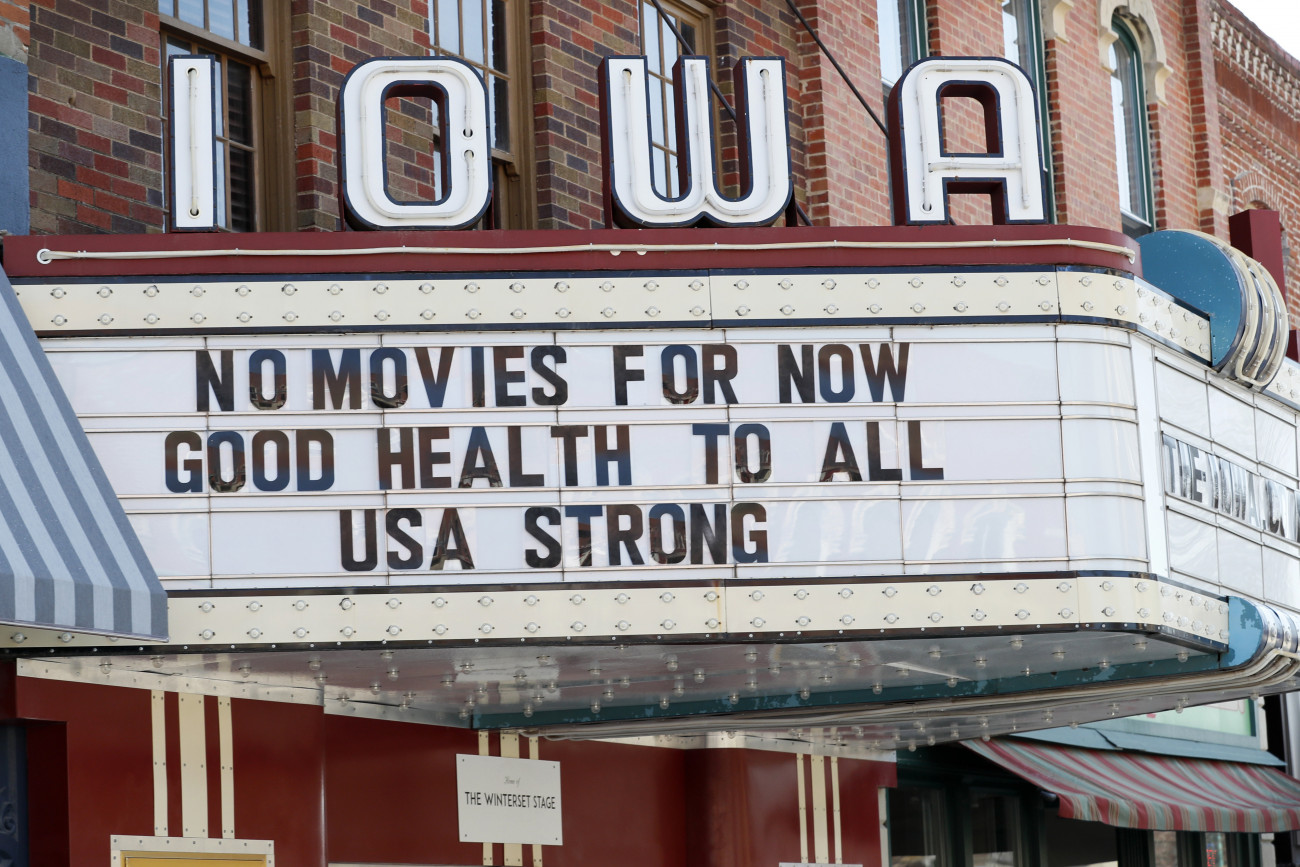 Winterset, 2020. április 2.
„Jelenleg nincs filmvetítés”, „Jó egészséget mindenkinek!” és az „Egyesült Államok erős” felirat olvasható egy mozi hirdetőtábláján az iowai Wintersetben 2020. április 1-jén.
MTI/AP/Charlie Neibergall