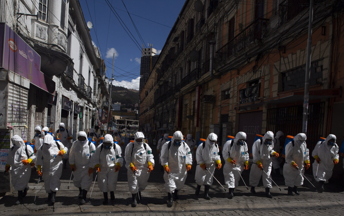 La Paz, 2020. április 2.
Az új koronavírus elleni védekezésképpen fertőtlenítenek egy utcát a bolíviai fővárosban, La Pazban 2020. április 2-án.
MTI/AP/Juan Karita