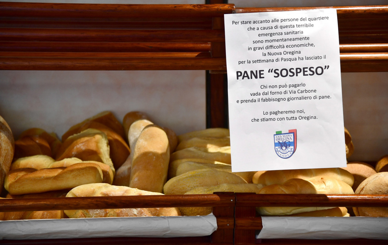 Genova, 2020. április 3.
Kenyeret adományoz a rászorulóknak egy pékség az olaszországi Genovában 2020. április 3-án. A koronavírus-járvány miatt nehéz helyzetbe kerülő embereken kíván segíteni ez a kezdeményezés, amely egy sportklub támogatásával valósult meg. Olaszországban már 115 242 igazoltan fertőzött személyt vettek nyilvántartásba.
MTI/EPA/ANSA/Luca Zennaro