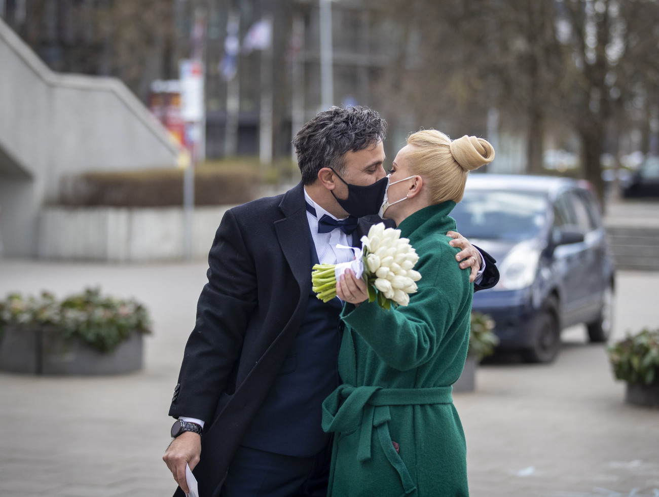 Vilnius, 2020. április 3.
Az új koronavírus elleni védekezésül szájmaszkot viselő Alla és Modzi az esküvője után a litván főváros, Vilnius házasságkötő palotája előtt 2020. április 3-án, amikor a koronavírus-járvány miatt szigorú kijárási korlátozások vannak érvényben a balti országban, így a házasulandókon kívül az esküvőn is csak a tanúk vehettek részt.
MTI/AP/Mindaugas Kulbis
