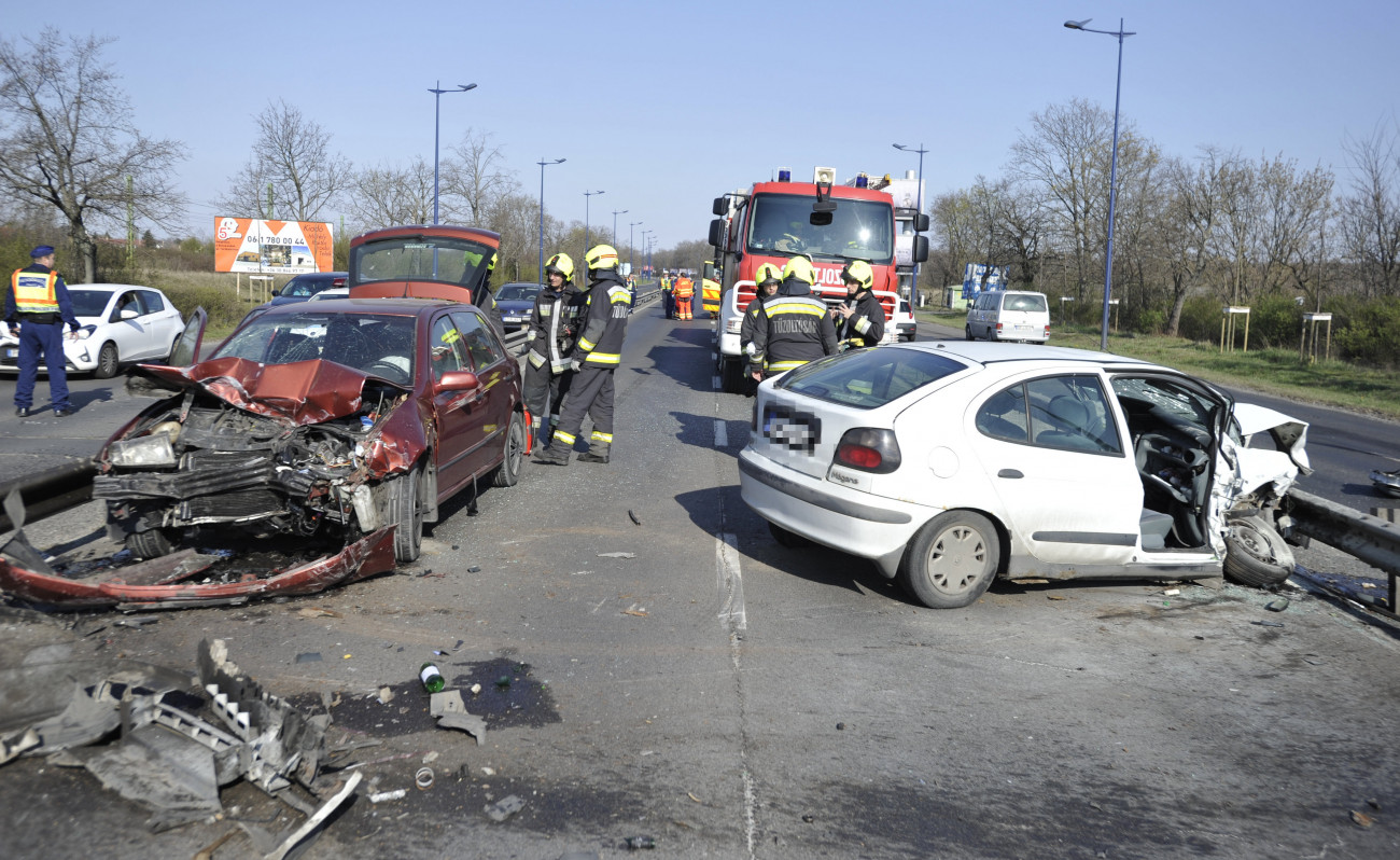 Budapest, 2020. április 5.
Ütközésben összetört személygépkocsik a ferihegyi repülőtérre vezető gyorsforgalmi úton 2020. április 5-én. A balesetben többen megsérültek, a helyszínelés idejére az utat teljes szélességében lezárták.
MTI/Mihádák Zoltán