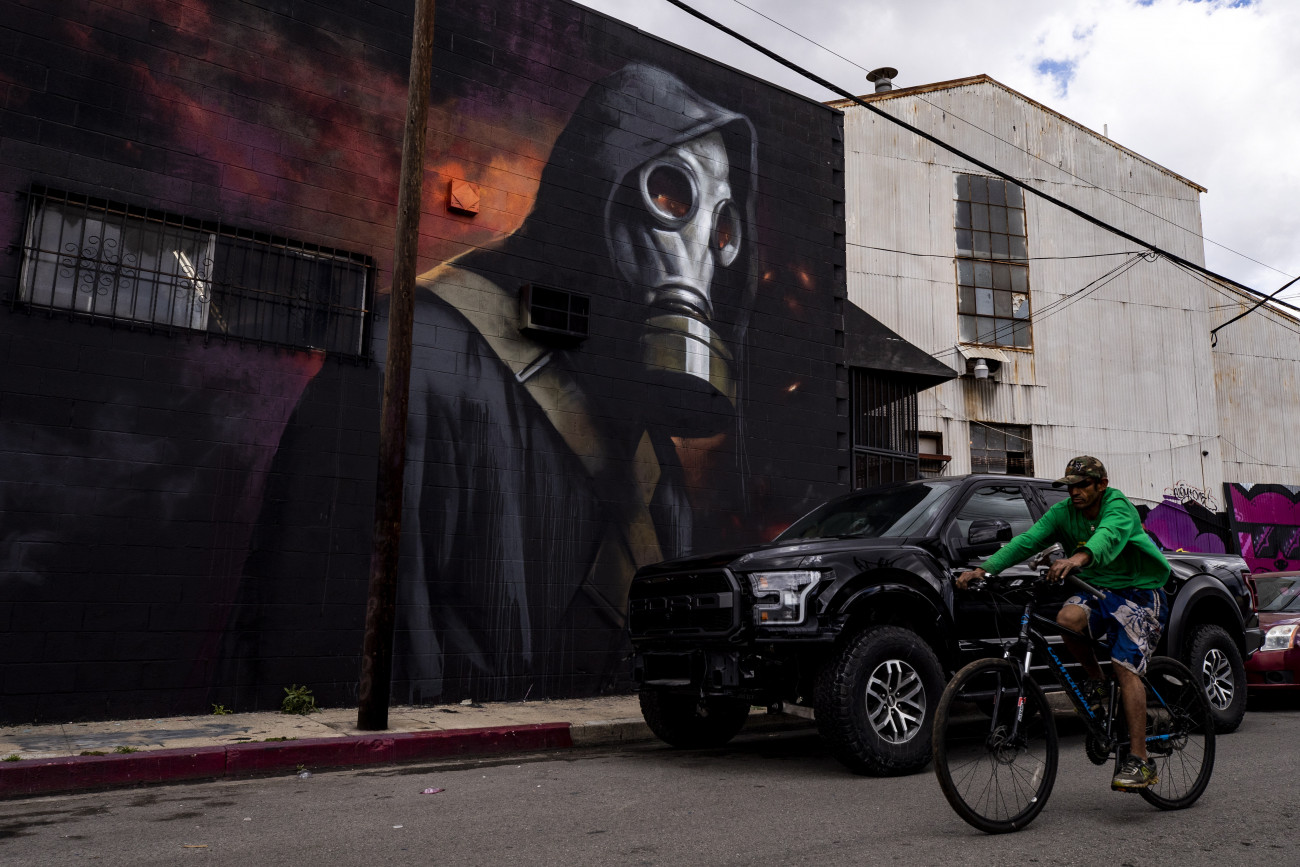 Los Angeles, 2020. április 9.
Biciklis halad el Rasmus Balstrom dán graffitiművész alkotása előtt Los Angelesben 2020. április 8-án, az egész világra kiterjedő koronavírus-járvány idején. A kép egy gázmaszkot viselő embert ábrázol.
MTI/EPA/Etienne Laurent
