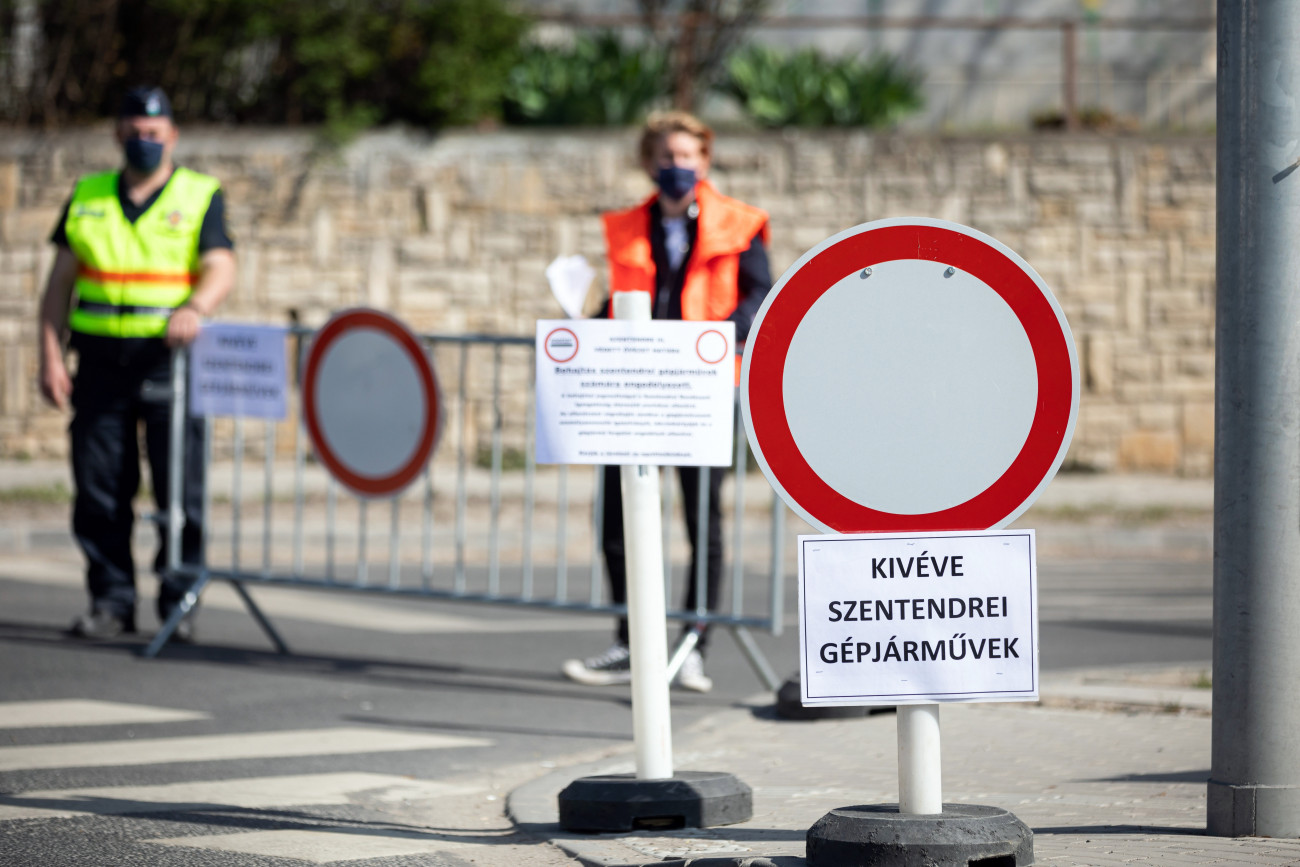 Behajtani tilos tábla Szentendrén 2020. április 10-én. A koronavírus-járvány miatt az önkormányzat a húsvéti ünnepek alatt lezárta a belvárost a nem helyi látogatók elől.
MTI/Mohai Balázs