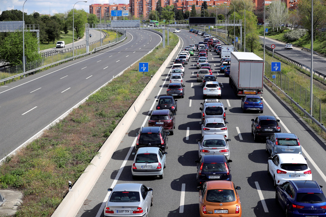 Madrid, 2020. április 8.
A húsvéti szünet miatt Madridot elhagyni készülő autók sorakoznak egy ellenőrzőpont előtt 2020. április 8-án. Az országban a koronavírus járványa miatt 25 napja kijárási korlátozás van érvényben.
MTI/EPA/EFE/Juanjo Martin