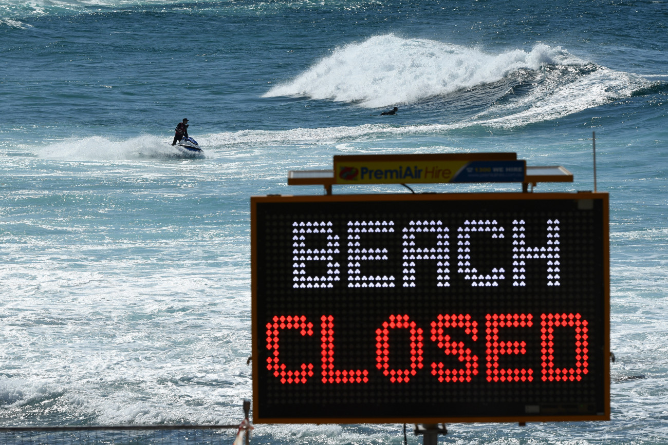 Sydney, 2020. április 12.
Kiküldik a hullámlovasokat a tengerből a vízimentők a sydney-i Bondi Beach nevű tengerparton 2020. április 12-én, ahol többen sportolással töltik az időt a koronavírus-járvány megfékezésére bevezetett korlátozó intézkedések ellenére. Ausztráliában 2916 aktív eset van, 3338-an meggyógyultak és 59-en haltak meg a fertőzés következtében.
MTI/AAP/Joel Carrett