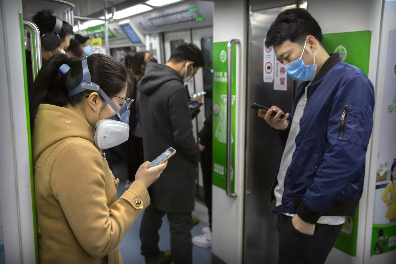 Peking, 2020. április 9.
Védőmaszkos utasok egy pekingi metrón 2020. április 9-én. A kínai Országos Egészségügyi Bizottság ezen a napon 63 újabb, új koronavírussal megfertőződött beteget jelentett Kínában, közülük kettő kapta el a vírust belföldön.
MTI/AP/Mark Schiefelbein