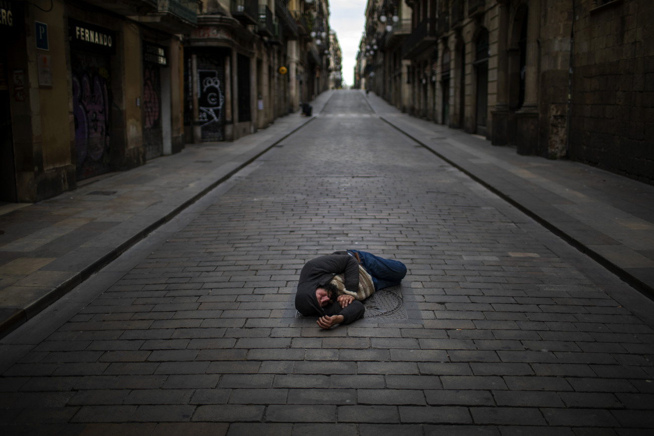 Barcelona, 2020. április 17.
Hajléktalan férfi fekszik egy út közepén Barcelonában 2020. április 17-én, a koronavírus-járvány idején.
MTI/AP/Emilio Morenatti