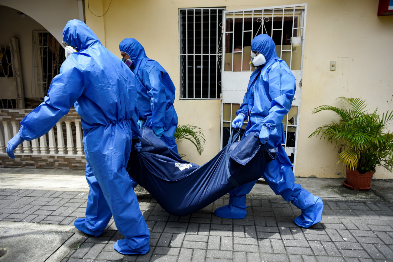 Guayaquil, 2020. április 18.
Védőruhát viselő rendőrök nejlonzsákba helyezett holttestet visznek el az egyik lakóházból az ecuadori Guayaquil városban 2020. április 17-én. A több mint 17 millió lakosú országban eddig 8450 koronavírusos fertőzést regisztráltak, a betegségben 421-én vesztették életüket, az EFE spanyol hírügynökség jelentése szerint azonban további 632 olyan haláleset van, amely gyaníthatóan szintén a fertőzéssel függ össze. Lenín Moreno ecuadori elnök 15 napos nemzeti gyászt hirdetett a járvány halálos áldozatainak emlékére.
MTI/EPA/Mauricio Torres