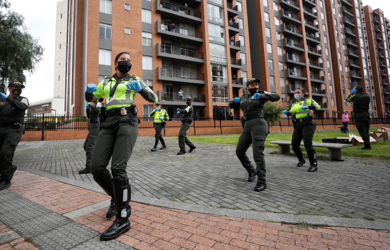 Bogotá, 2020. április 18.
Szájmaszkot és gumikesztyűt viselő kolumbiai rendőrök énekkel és tánccal vidítják fel a koronavírus-járvány miatt otthonukba zárt embereket egy bogotái lakótelepen 2020. április 17-én.
MTI/EPA-EFE/Mauricio Duenas Castaneda