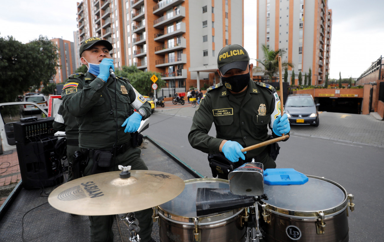 Bogotá, 2020. április 18.
Szájmaszkot és gumikesztyűt viselő kolumbiai rendőrök énekkel és dobolással vidítják fel a koronavírus-járvány miatt otthonukba zárt embereket egy bogotái lakótelepen 2020. április 17-én.
MTI/EPA-EFE/Mauricio Duenas Castaneda