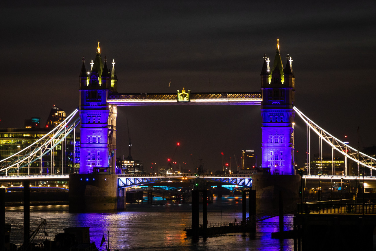 London, 2020. április 24.
Kék fénnyel világítják meg a londoni Tower hidat az Országos Egészségügyi Szolgálat (NHS) alkalmazottai iránt érzett hála kifejezéseképpen 2020. április 23-án, a koronavírus-járvány idején.
MTI/EPA/Vickie Flores