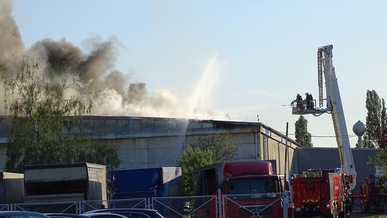 Izsák, 2020. április 26.
Egy szárazáru tárolására használt raktár tetőszerkezetében keletkezett tűz oltásán dolgoznak tűzoltók a Bács-Kiskun megyei Izsákon 2020. április 26-án.
MTI/Donka Ferenc