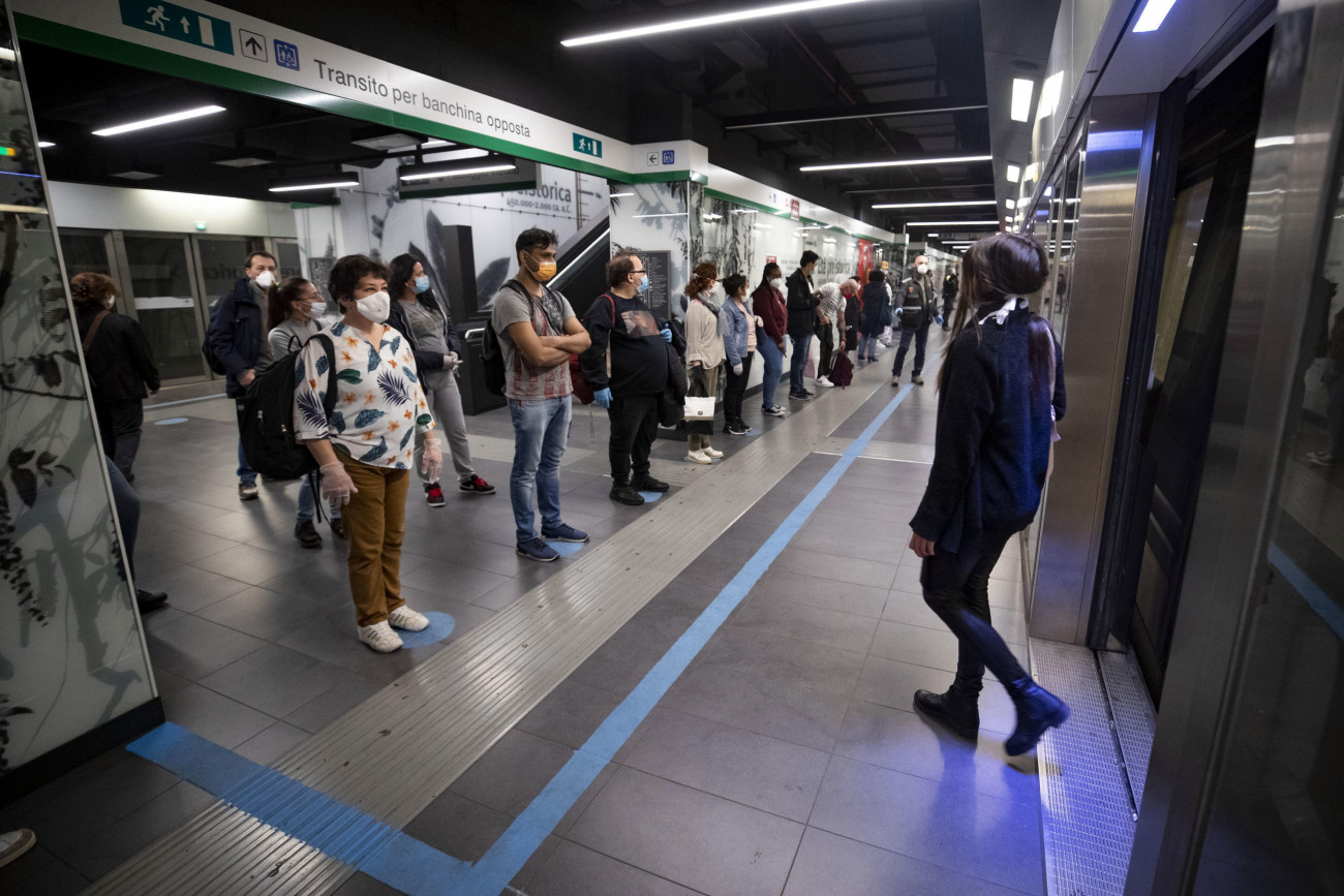 Róma, 2020. április 27.
A védőmaszkot viselő utasok a peronon előre kijelölt helyeken várják a metrót a római San Giovanni metróállomáson 2020. április 27-én. A koronavírus-fertőzés terjedésének megakadályozása céljából az utasoknak egymástól biztonságos távolságra kell állniuk.
MTI/EPA/ANSA/Massimo Percossi