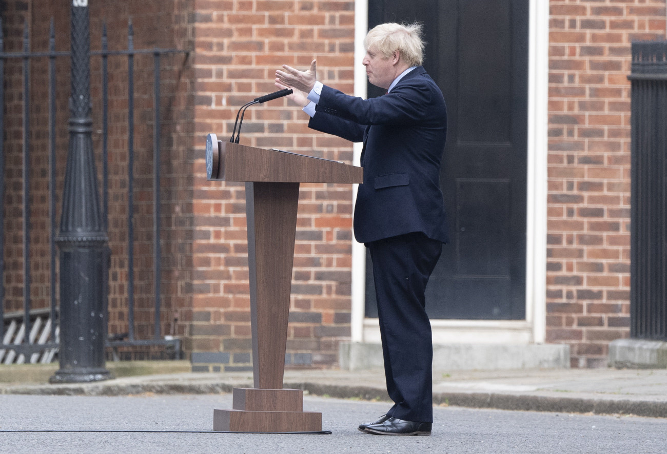 London, 2020. április 27.
A koronavírus-betegségből felgyógyult Boris Johnson brit miniszterelnök nyilatkozik a sajtó képviselőinek a londoni kormányfői rezidencia, a Downing Street 10 előtt 2020. április 27-én.
MTI/EPA/Neil Hall