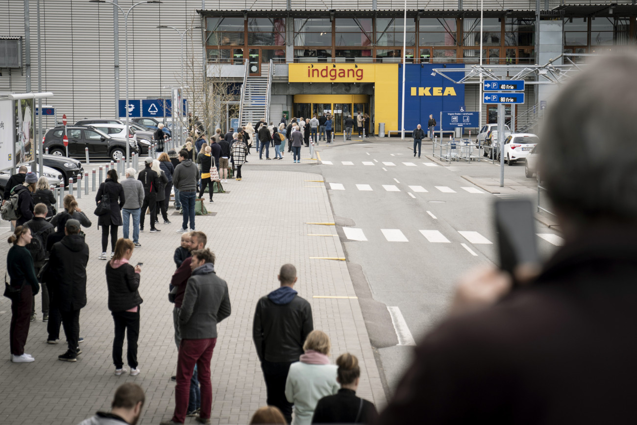 Gentofte, 2020. április 27.
Az IKEA bútor- és lakásfelszerelési áruház előtt állnak sorban vásárlók a dániai Gentoftéban 2020. április 27-én, amikor a koronavírus-járvány miatt bezárt áruház újranyitott.
MTI/AP/Ritzau/Niels Christian Vilmann