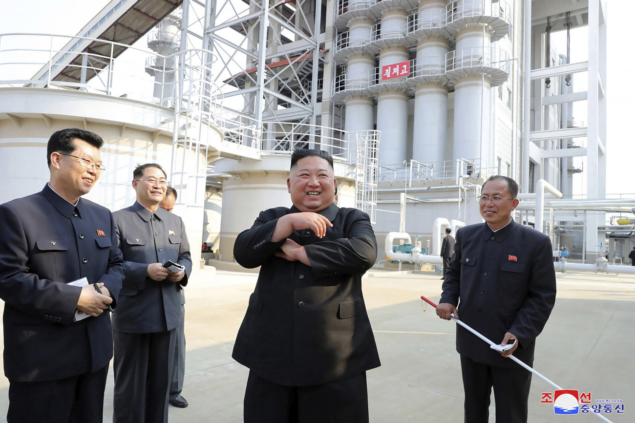 Szuncshon, 2020. május 2.
A KCNA észak-koreai állami hírügynökség által közreadott képen Kim Dzsong Un elsőszámú észak-koreai vezető, a Koreai Munkapárt első titkára, a Nemzetvédelmi Bizottság első elnöke (j2) műtrágyagyár megnyitásán vesz részt a Phenjan közelében fekvő Szuncshonban 2020. május 1-jén. Húsz nap óta Kim most először szerepelt a nyilvánosság előtt, ezzel véget vetve a világban terjedő találgatásoknak esetleges súlyos betegségéről.
MTI/AP/KCNA/Korea News Service