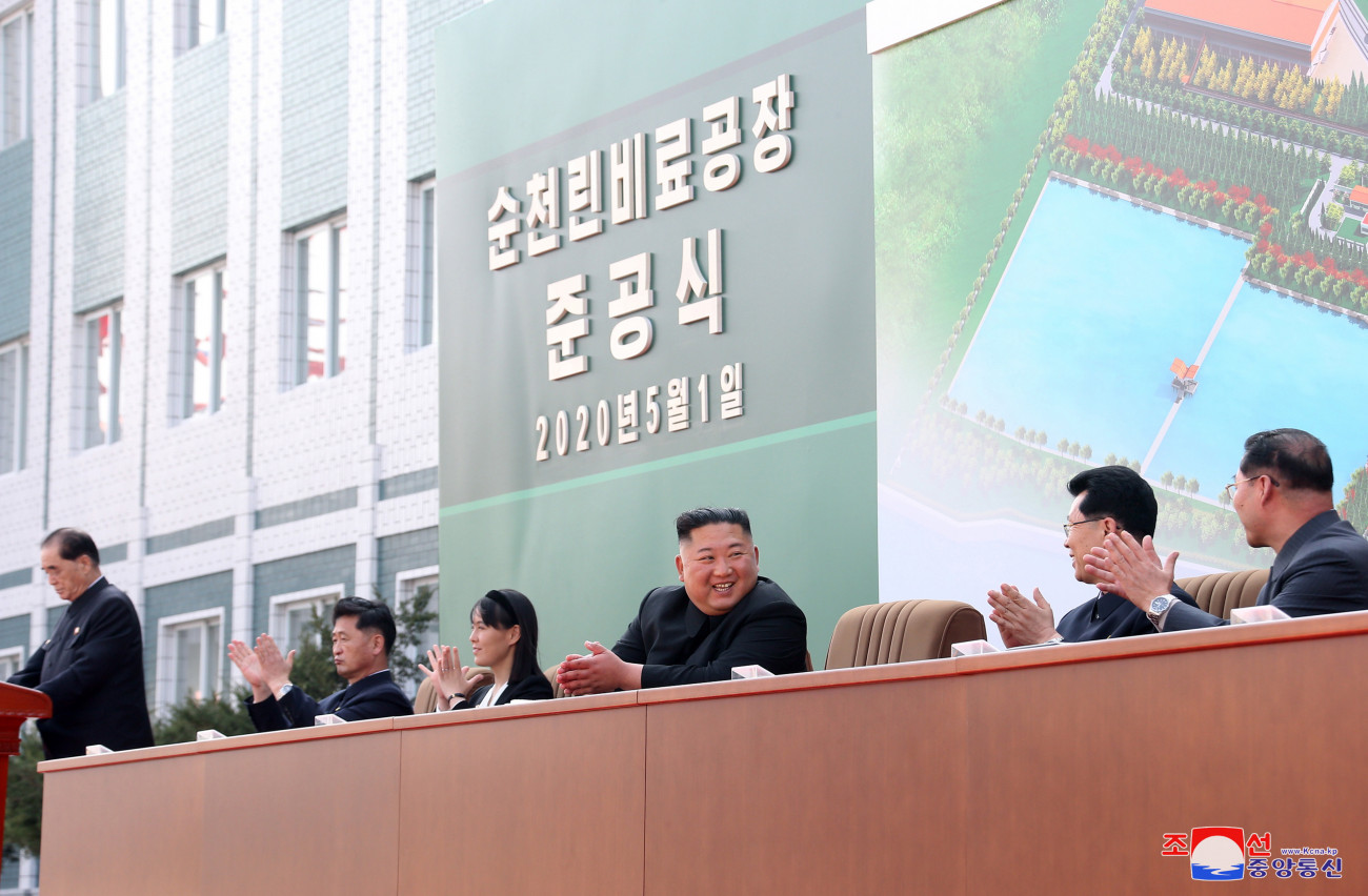 Szuncshon, 2020. május 2.
A KCNA észak-koreai állami hírügynökség által közreadott képen Kim Dzsong Un elsőszámú észak-koreai vezető, a Koreai Munkapárt első titkára, a Nemzetvédelmi Bizottság első elnöke (j3) műtrágyagyár megnyitásán vesz részt a Phenjan közelében fekvő Szuncshonban 2020. május 1-jén. Húsz nap óta Kim most először szerepelt a nyilvánosság előtt, ezzel véget vetve a világban terjedő találgatásoknak esetleges súlyos betegségéről.
MTI/EPA/KCNA