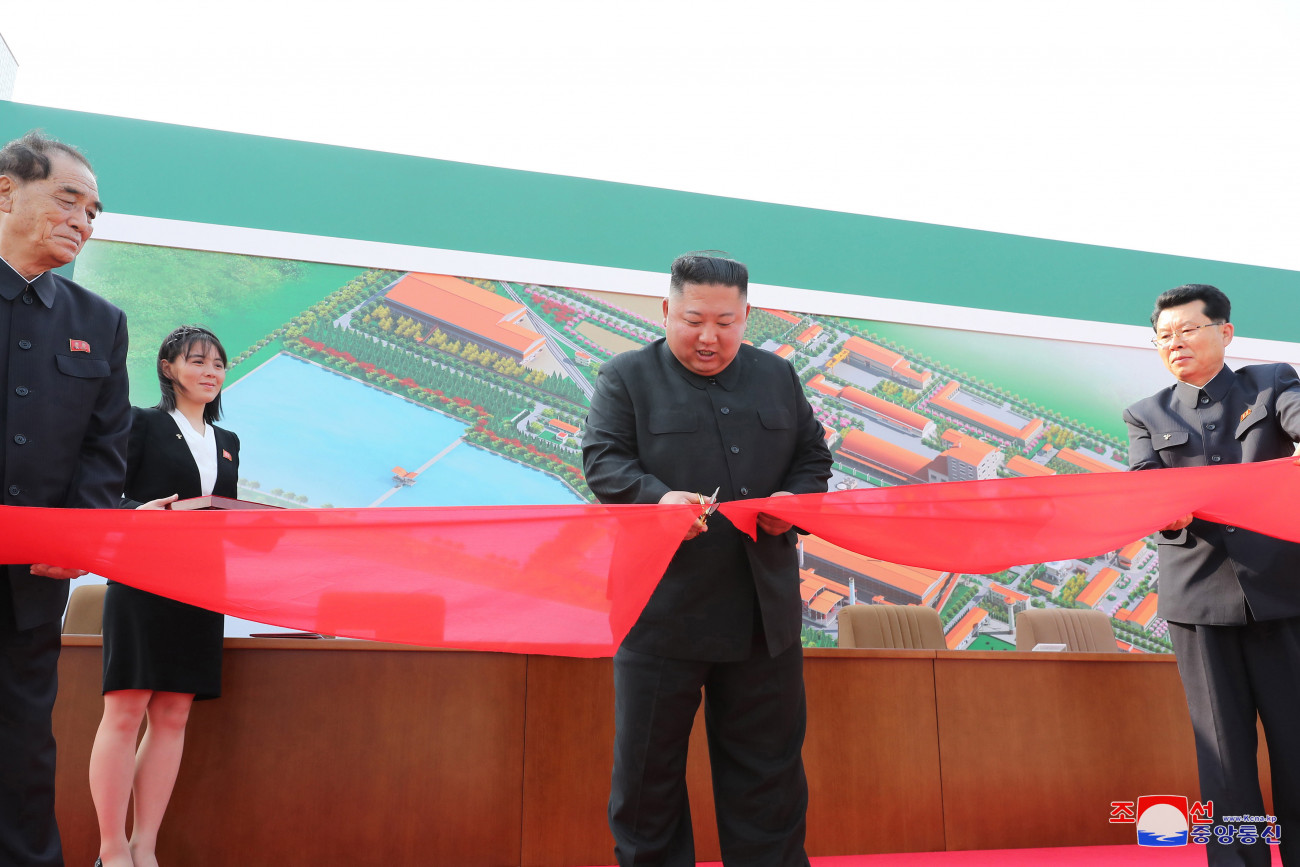Szuncshon, 2020. május 2.
A KCNA észak-koreai állami hírügynökség által közreadott képen Kim Dzsong Un elsőszámú észak-koreai vezető, a Koreai Munkapárt első titkára, a Nemzetvédelmi Bizottság első elnöke (j2) műtrágyagyár megnyitásán vesz részt a Phenjan közelében fekvő Szuncshonban 2020. május 1-jén. Húsz nap óta Kim most először szerepelt a nyilvánosság előtt, ezzel véget vetve a világban terjedő találgatásoknak esetleges súlyos betegségéről.
MTI/EPA/KCNA