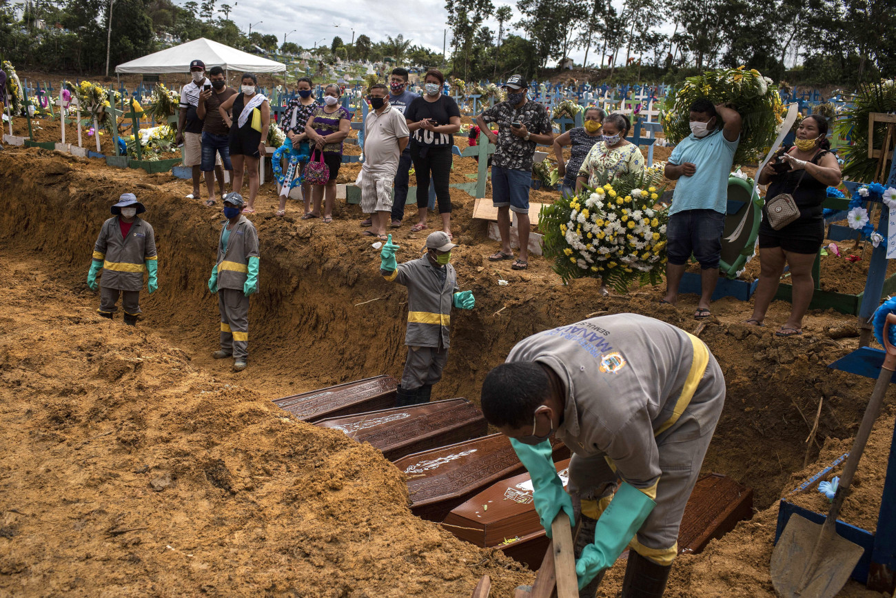Manaus, 2020. április 28.
Tömegsírba temetnek a brazíliai Manaus egyik temetőjében a koronavírus-járvány idején, 2020. április 28-án.
MTI/EPA/EFE/Raphael Alves