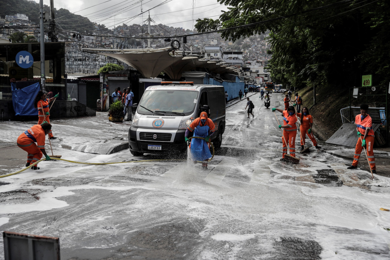 Rio de Janeiro, 2020. április 9.
A koronavírus-járvány elleni védekezésképpen fertőtlenítőszert locsolnak köztisztasági dolgozók Rio de Janeiro Rocinha nevű szegénynegyedében 2020. április 9-én.
MTI/EPA/EFE/Antonio Lacerda