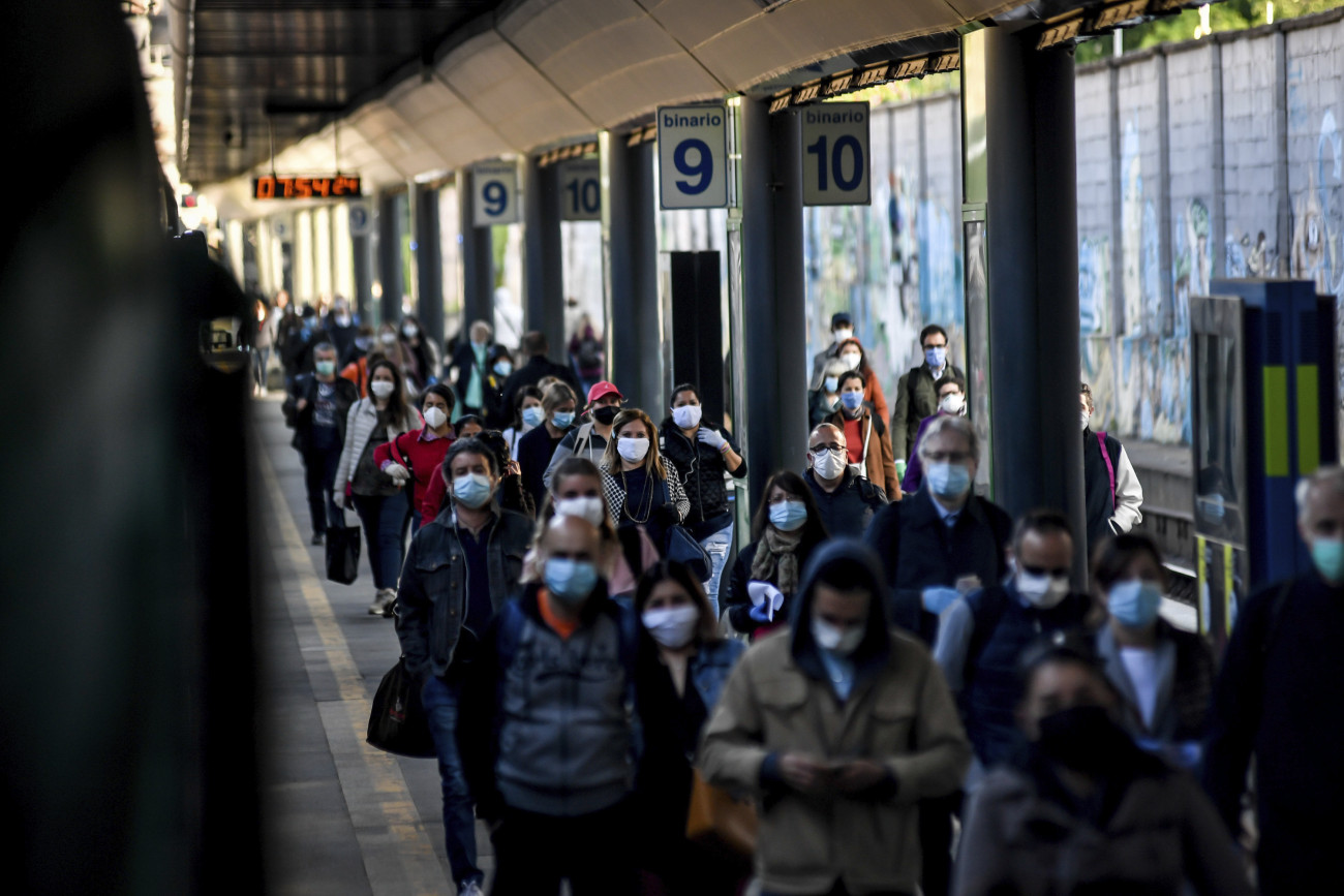 Milánó, 2020. május 4.
Védőmaszkot viselő emberek Milánó egyik pályaudvarán 2020. május 4-én, miután Olaszországban megkezdték a koronavírus-járvány miatt bevezetett kijárási korlátozások fokozatos enyhítését.
MTI/AP/LaPresse/Claudio Furlan