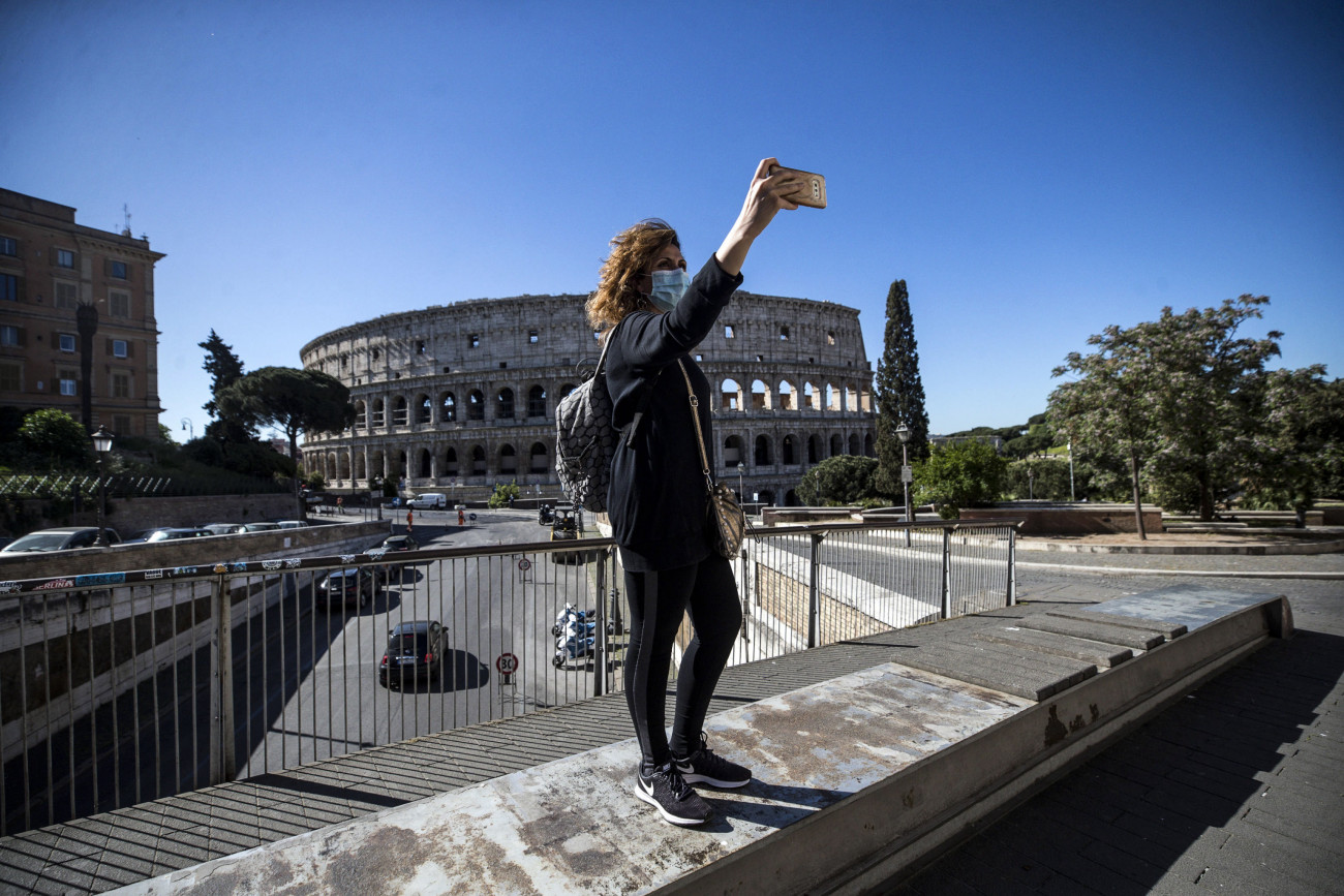 Róma, 2020. május 4.
Szelfit készít egy védőmaszkot viselő nő a római Colosseum épülete előtt 2020. május 4-én, miután Olaszországban megkezdték a koronavírus-járvány miatt bevezetett kijárási korlátozások fokozatos enyhítését.
MTI/EPA/ANSA/Angelo Carconi