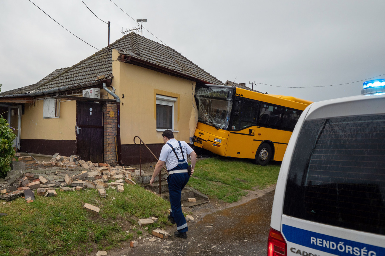 A Volán menetrend szerinti járata lesodródott az úttestről, és beszakította a ház falát. Fotó: MTI/Donka Ferenc