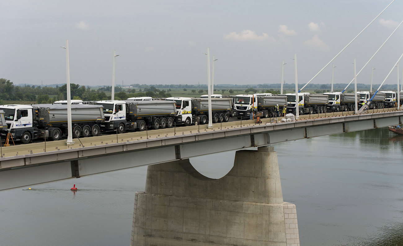 Komárom, 2020. május 16.
Teherautók a 600 méter hosszú új komáromi Duna-híd próbaterhelésén 2020. május 16-án.
MTI/Krizsán Csaba