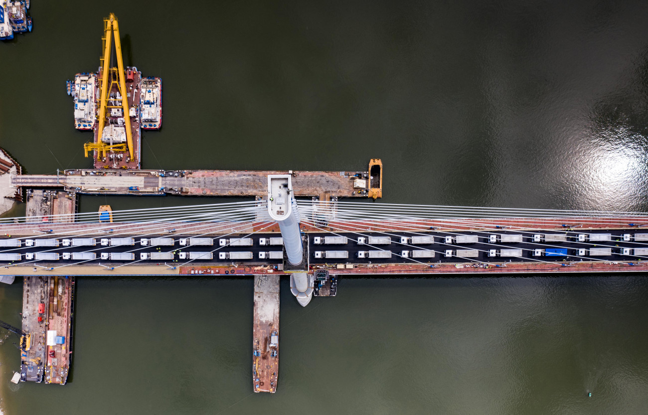 Komárom, 2020. május 16.
Teherautók a 600 méter hosszú új komáromi Duna-híd próbaterhelésén 2020. május 16-án.
MTI/Krizsán Csaba