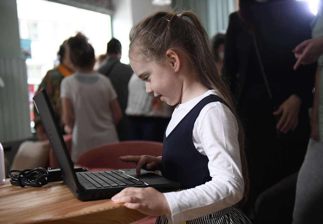 Budapest, 2020. május 27.
Egy kislány nézi a Nők Magyarországért Klubtól kapott ajándék laptopját Budapesten az Egyszülős Központban 2020. május 27-én. A klub száz, a digitális oktatáshoz szükséges laptoppal támogatja az egyszülős családokat.
MTI/Kovács Tamás