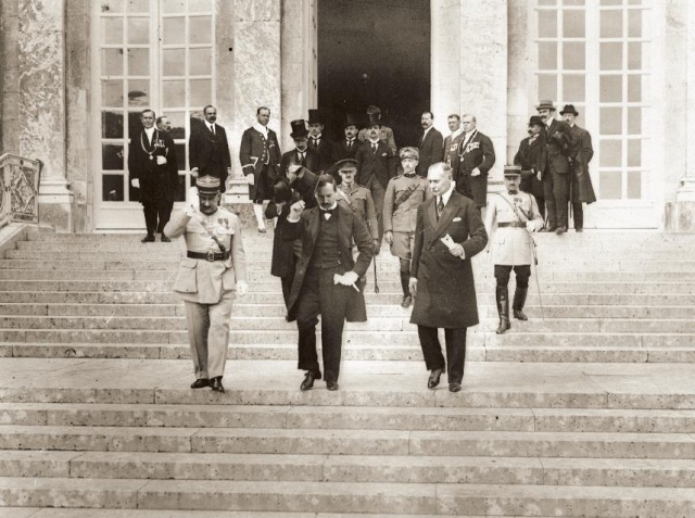 A békeszerződés aláírása után a magyar delegáció távozik a Nagy-Trianon palotából 1920. június 4-én (Forrás: trianon100.hu/Wettstein-hagyaték)