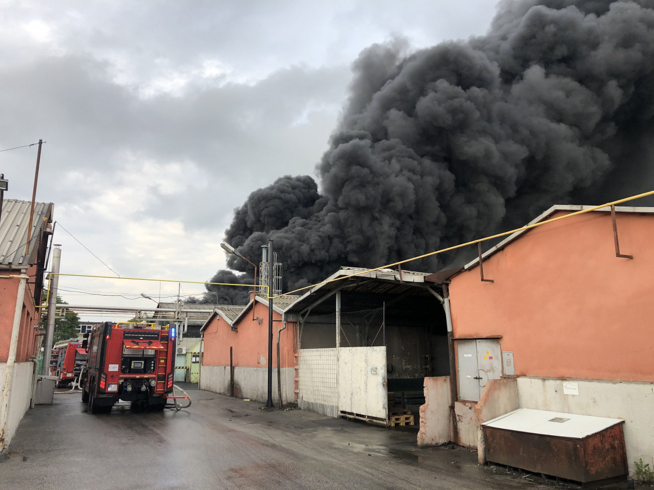 Füst gomolyog Kőbányán, a Sírkert úton, egy ipari területen, ahol bontásra váró hűtőszekrények és egyéb fémhulladékok kaptak lángra 2020. június 5-én.
MTI/Mónus Márton