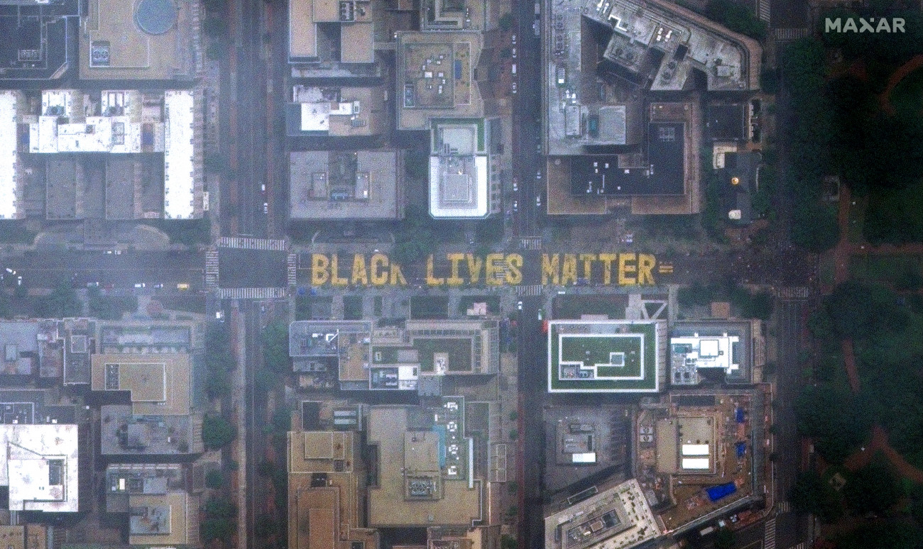 Washington, 2020. június 7.
A Maxar Technologies által közreadott műholdfelvételen a washingtoni Lafayette tér 2020. június 6-án. A térhez vezető útra a Black Lives Matter (a Fekete életek számítanak) feliratot festették. A Black Lives Matter nevű mozgalom a George Floyd halálát okozó rendőri túlkapás miatt és a rasszizmus ellen szervezett szolidaritási tüntetést erre a helyre.
MTI/AP/Satellite image Š2020 Maxar Technologies