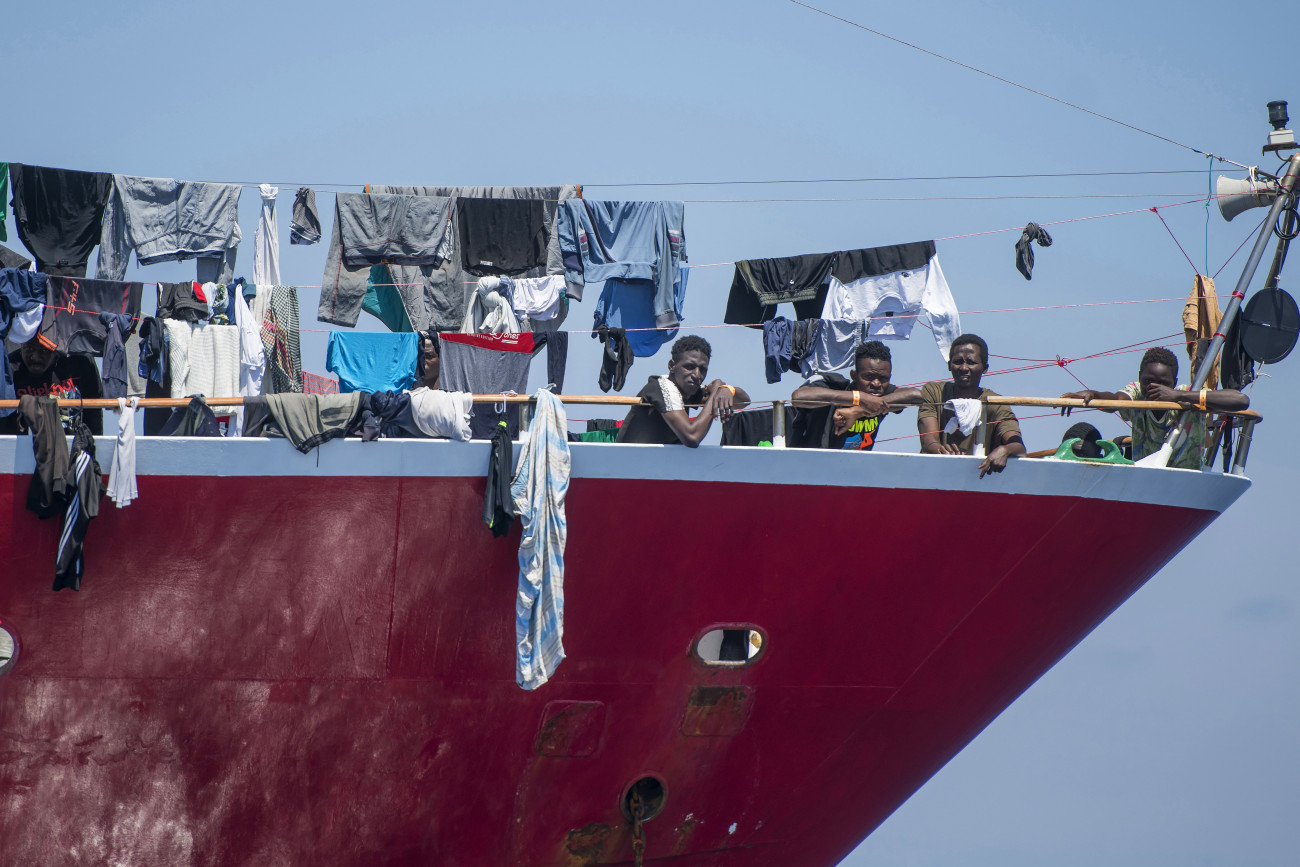 Földközi-tenger, 2020. június 3.
Európába igyekvő illegális bevándorlók a ruhájukat szárítják a máltai kormány által az elszállásolásukra bérelt turistahajók egyikén a Földközi-tengeren, mintegy 20 kilométerre a máltai partok előtt 2020. június 2-án. A hajókon tartózkodó több mint 400 migránst több akció keretében mentették ki az embercsempészek gumicsónakjairól április vége óta. Málta arra vár, hogy az Európai Unió tagállamai vállalják a migránsok befogadását, addig nem engedi őket partra szállni.
MTI/AP/Rene' Rossignaud