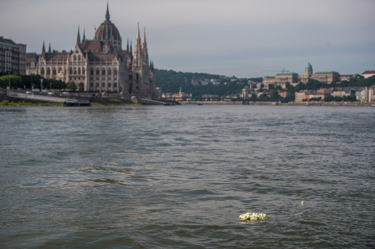 Budapest, 2020. június 11.
Hajdu János, a Terrorelhárítási Központ főigazgatója által a vízfelszínre helyezett koszorú a Hableány turistahajó áldozatainak emlékére és a hajóroncs egy éve történt kiemelése alkalmából tartott megemlékezésen a Dunán, a Margit hídnál 2020. június 11-én. A sétahajó 2019. május 29-én este a Margit híd közelében süllyedt el, miután ütközött vele a Viking Sigyn szállodahajó. A Hableányon 35-en utaztak, 33 dél-koreai turista és a kéttagú magyar személyzet. A balesetet követően hét dél-koreai állampolgárt sikerült kimenteni, huszonhét holttestet találtak meg.
MTI/Balogh Zoltán