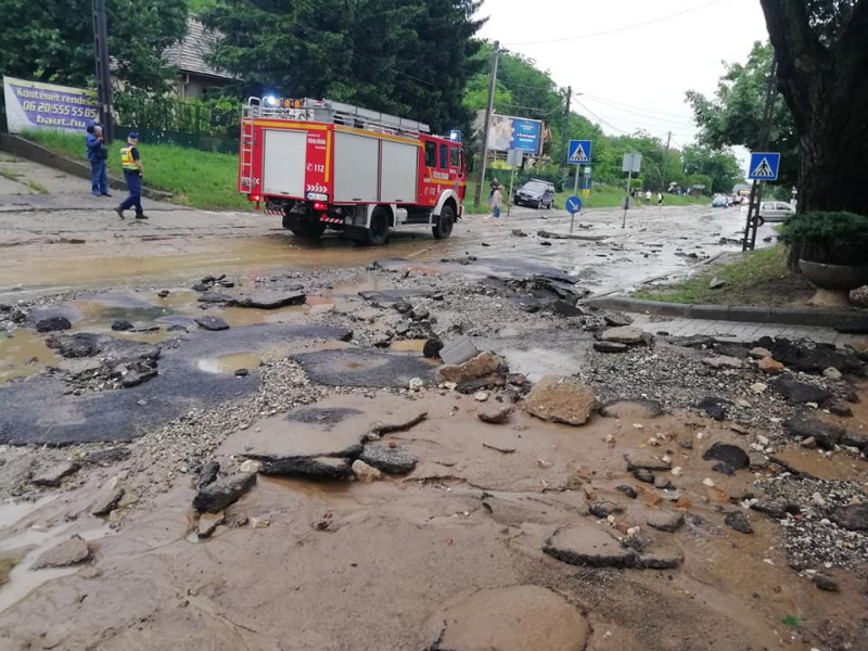 Az utat is elmosta a vihar az ürömi körforgalomnál (Időkép/Csömöri Józsefné)