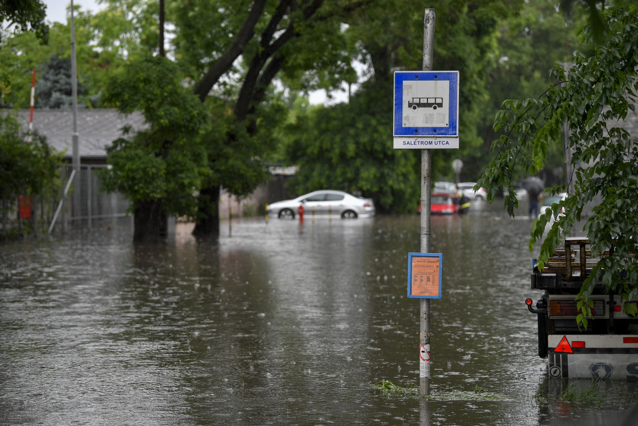 Az esővízzel elöntött Salétrom utca Debrecenben 2020. június 16-án.
MTI/Czeglédi Zsolt