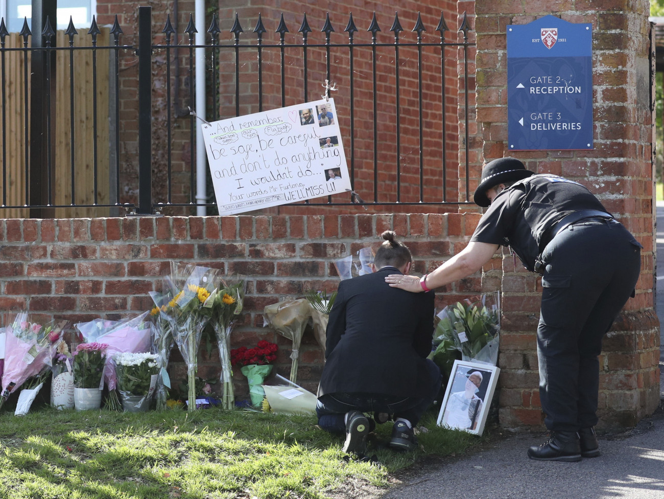 Reading, 2020. június 22.
Virágokat helyez el egy gyászoló az angliai Wokingham egyik iskolája előtt 2020. június 22-én. James Furlong, az iskola egyik tanára életét veszítette a readingsi Forbury Gardens nevű parkban, amikor egy 25 éves férfi késsel megtámadta június 20-án. A támadásban még két ember meghalt, hárman súlyosan megsebesültek. A gyilkossággal gyanúsítottat férfit őrizetbe vették.
MTI/AP/PA/Steve Parsons