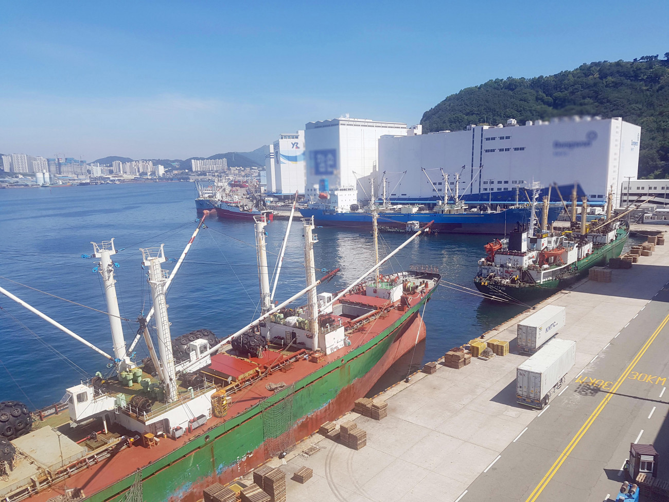 Puszan, 2020. június 23.
Orosz hűtőhajó áll a dél-koreai Puszan kikötőjében 2020. június 23-án. A hajón dolgozó 21 főböl 16-nál kimutatták a koronavírus-fertőzést két nappal a hajó kikötését követően.
MTI/EPA/YNA/Yonhap