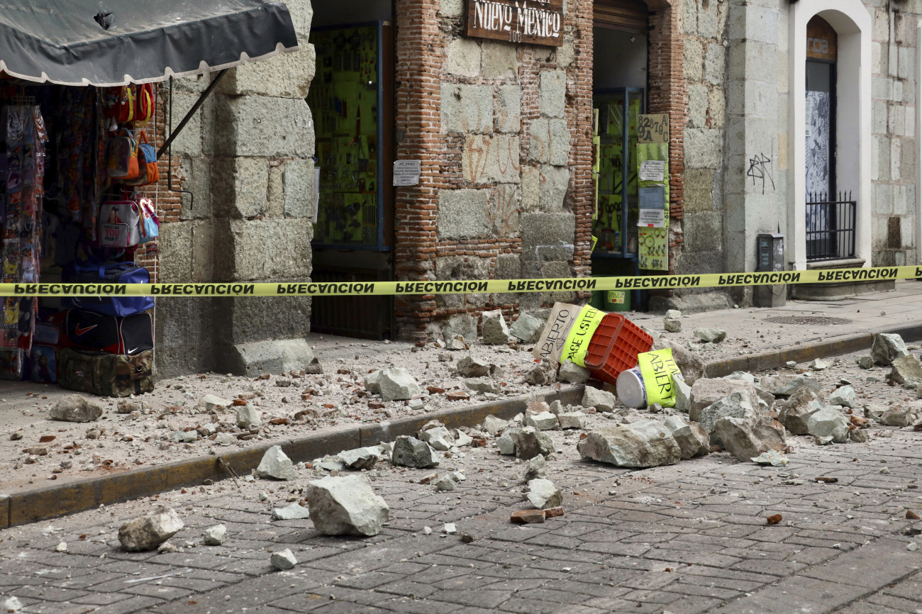 Oaxaca, 2020. június 23.
Sérült épület törmelékei a mexikói Oaxacában 2020. június 23-án, miután 7,5-es erősségű földrengés volt a térségben. Az epicentrum a dél-mexikói Oaxaca államban fekvő Crucecita közelében volt.
MTI/AP/Luis Alberto Cruz Hernández
