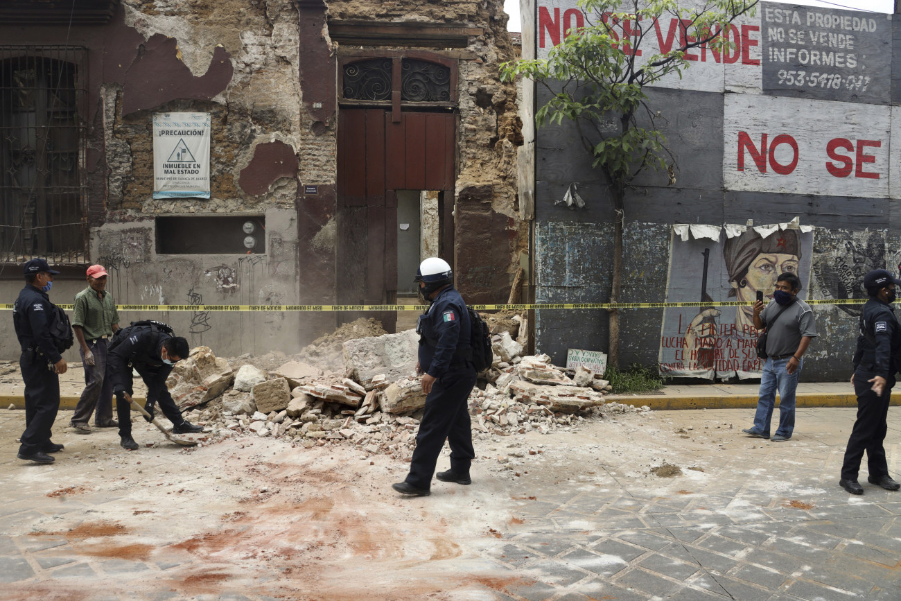 Oaxaca, 2020. június 23.
Sérült épület törmelékét takarítja el egy rendőr a mexikói Oaxacában 2020. június 23-án, miután 7,5-es erősségű földrengés volt a térségben. Az epicentrum a dél-mexikói Oaxaca államban fekvő Crucecita közelében volt.
MTI/AP/Luis Alberto Cruz Hernández