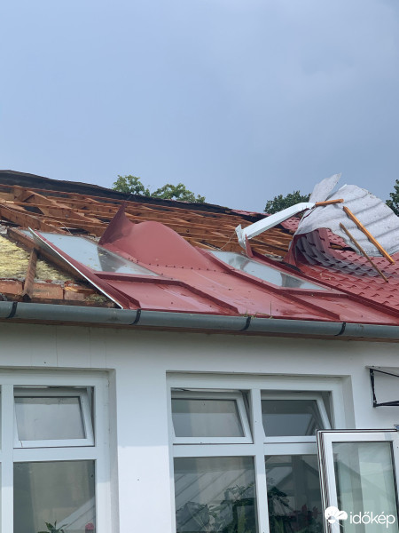 Tetőt rongált a vihar Makón (Időkép/Virgin)