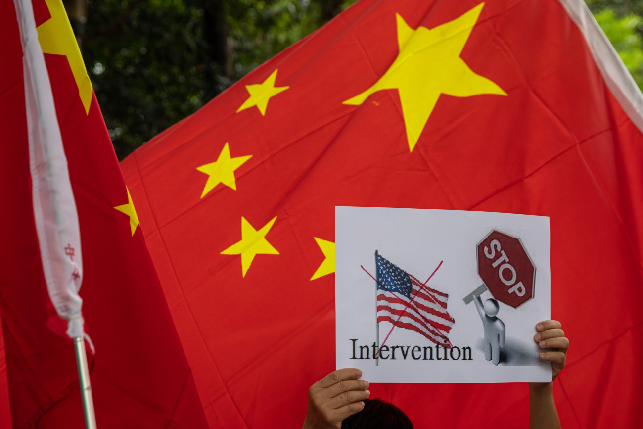 Hongkong, 2020. június 26.
Kínát támogató tüntetők kínai zászlót és plakátokat tartanak a kezükben, miközben az Egyesült Államok konzulátusa felé vonulnak Hongkongban 2020. június 26-án. A résztvevők az Egyesült Államok által bevezetendő szankciók ellen tiltakoztak, amelyek azokat a kínai személyeket és válallatokat sújtanák, akik segítik Kínának a hongkongi autonómia korlátozására tett erőfeszítéseit.
MTI/EPA/Jerome Favre
