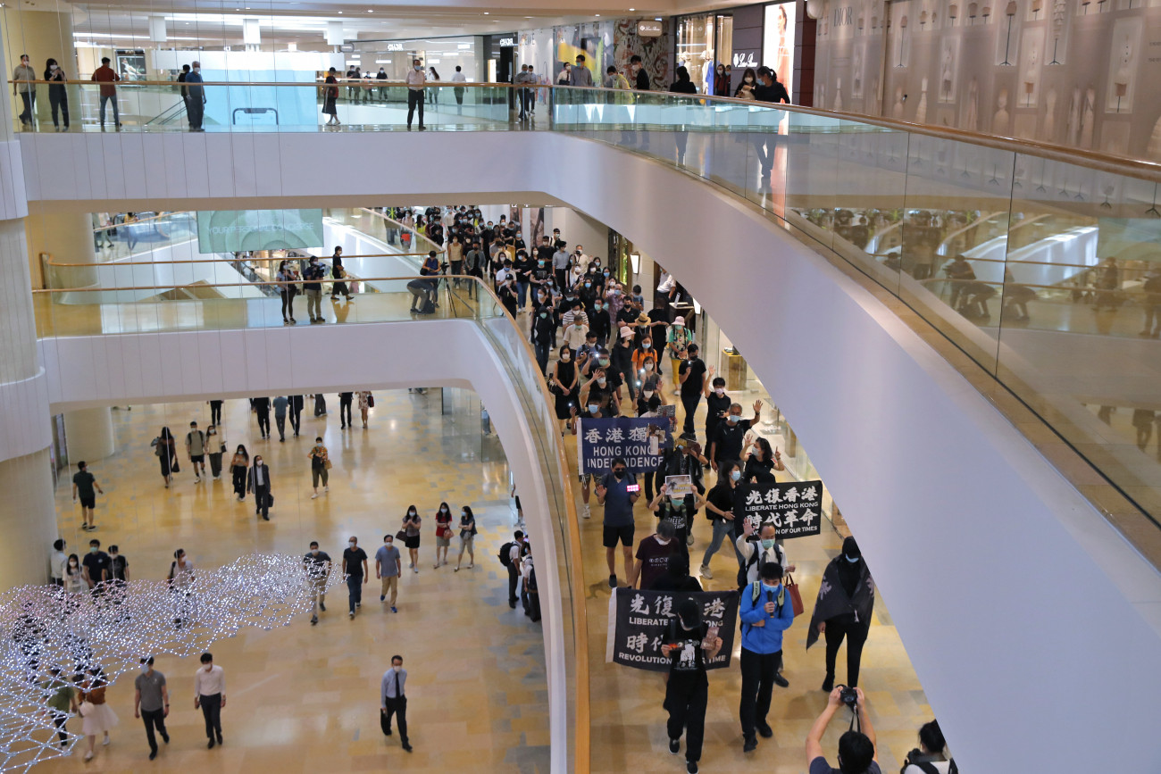 Hongkong, 2020. június 12.
Tüntetők tiltakoznak a pekingi kormányzat nemzetbiztonsági törvénye ellen egy hongkongi bevásárlóközpontban 2020. június 12-én.
MTI/AP/Kin Cseung