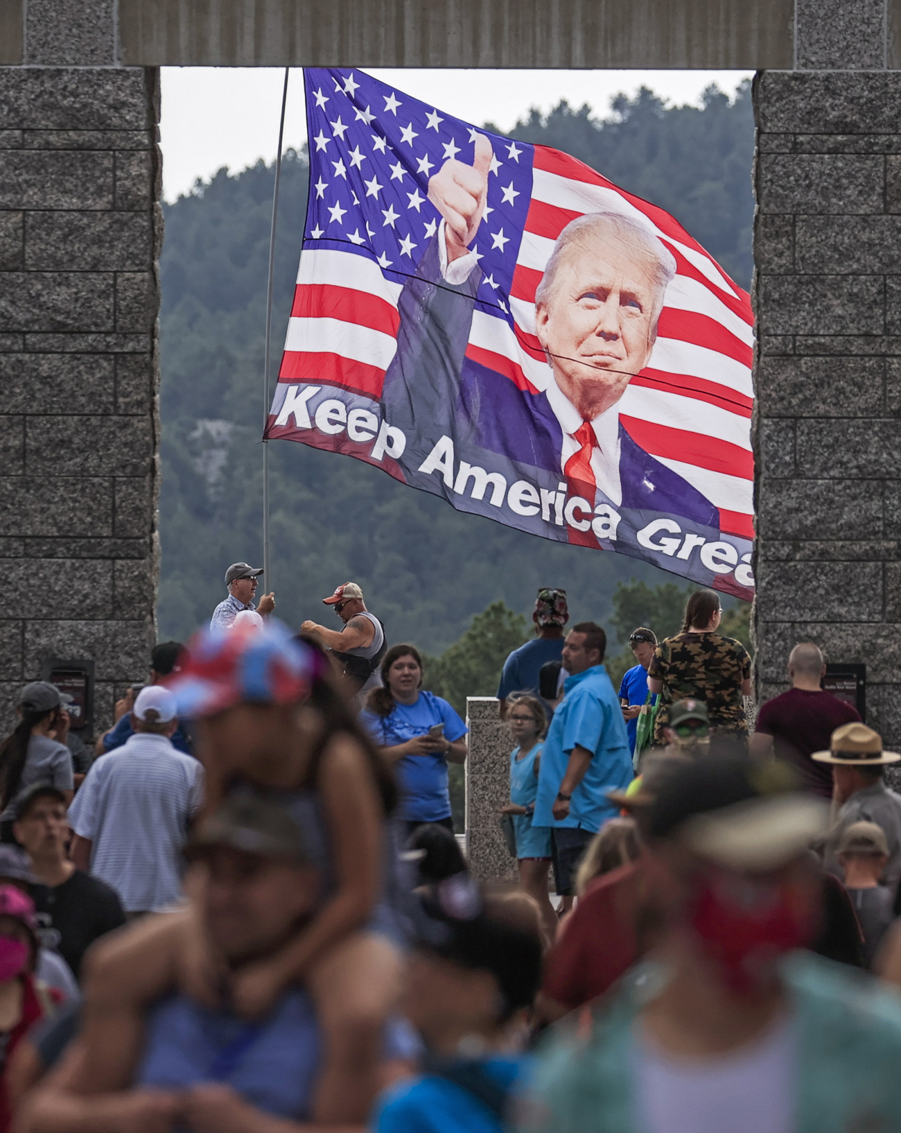 Keystone, 2020. július 3.
Donald Trump amerikai elnök támogatói érkeznek a Rushmore-hegyi emlékműhöz a dél-dakotai Keystone-ban 2020. július 2-án. Trump itt tartja a függetlenség napi ünnepi beszédét július 3-án, egy nappal a hivatalos ünnep előtt.
MTI/EPA/Tannen Maury