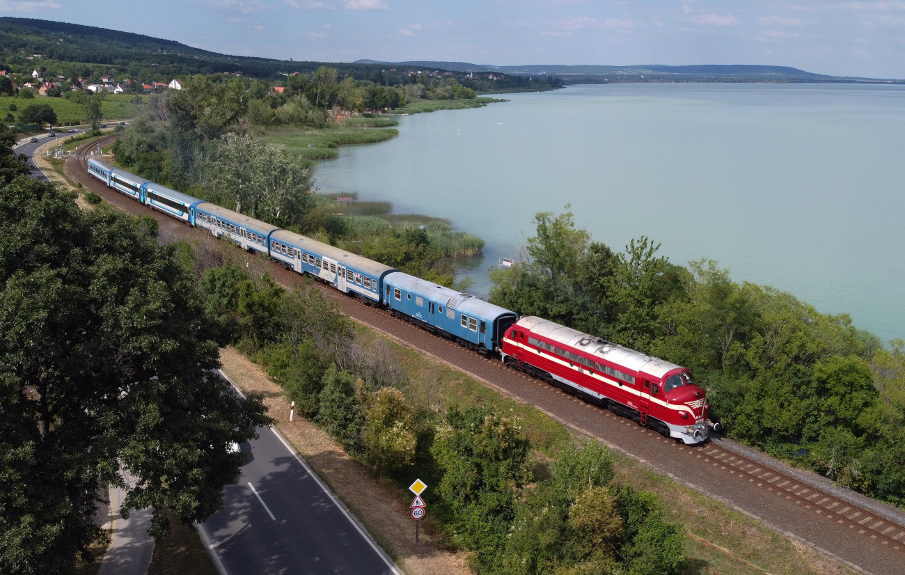Balatonszepezd, 2020. július 5.
M61-es dízelmozdony továbbítja gyorsvonatát Szepezdfürdőnél a MÁV nosztalgiahétvégéjén 2020. július 4-én.
MTI/Máthé Zoltán