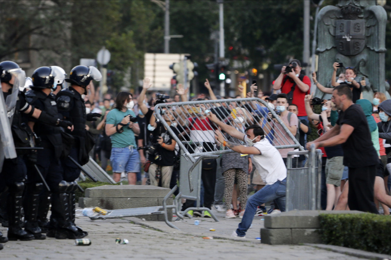 Belgrád, 2020. július 9.
Rendőrökre dobálnak tárgyakat tüntetők a parlament épületénél Belgrádban 2020. július 8-án. A tüntetők a koronavírus-járvány miatt tervezett újabb korlátozó intézkedések ellen tiltakoztak.
MTI/EPA/Andrej Cukic